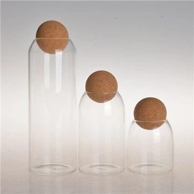 Kirkas lasipurkki korkkipallolla